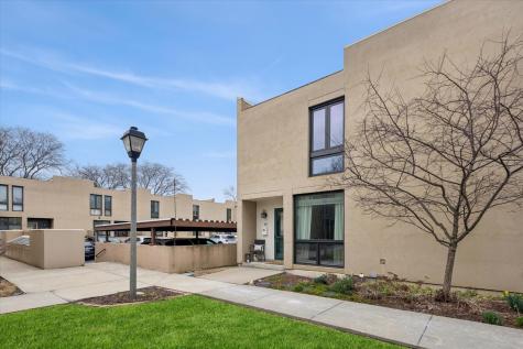 20 Oak Tree Court Elmhurst IL 60126