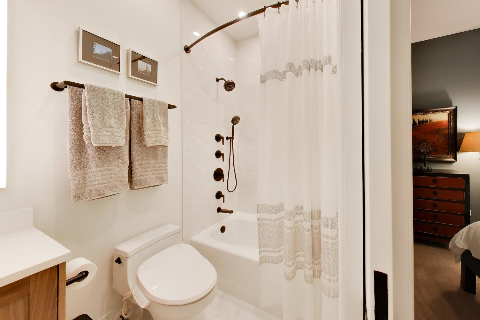 4743 North Clark Street Chicago IL 60640