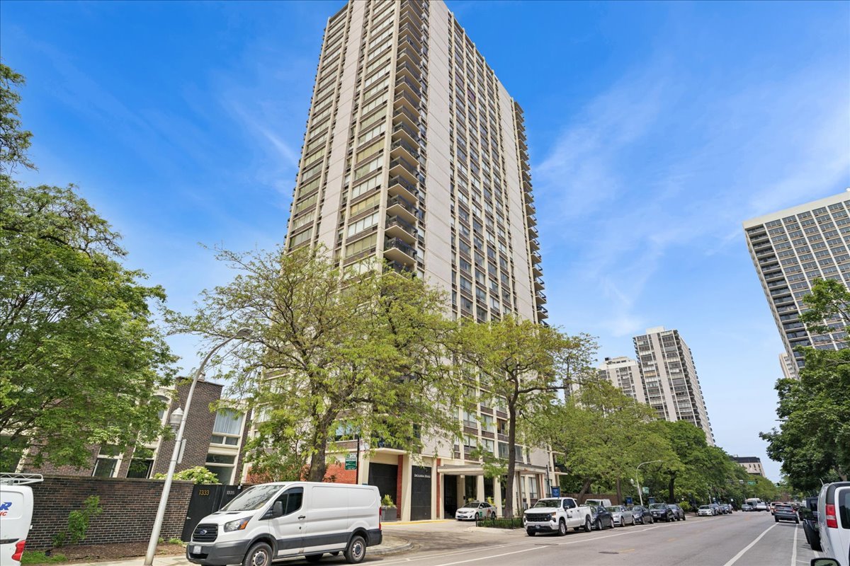 1355 North Sandburg Terrace Chicago IL 60610