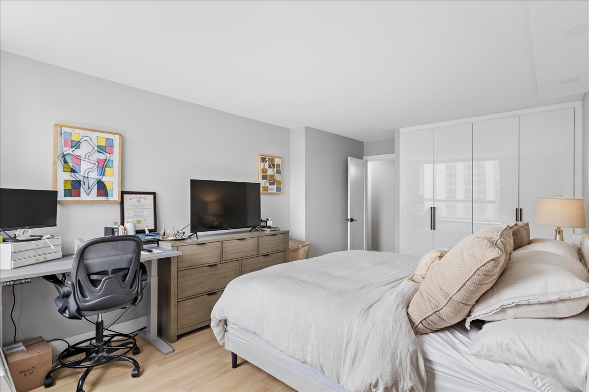 1355 North Sandburg Terrace Chicago IL 60610
