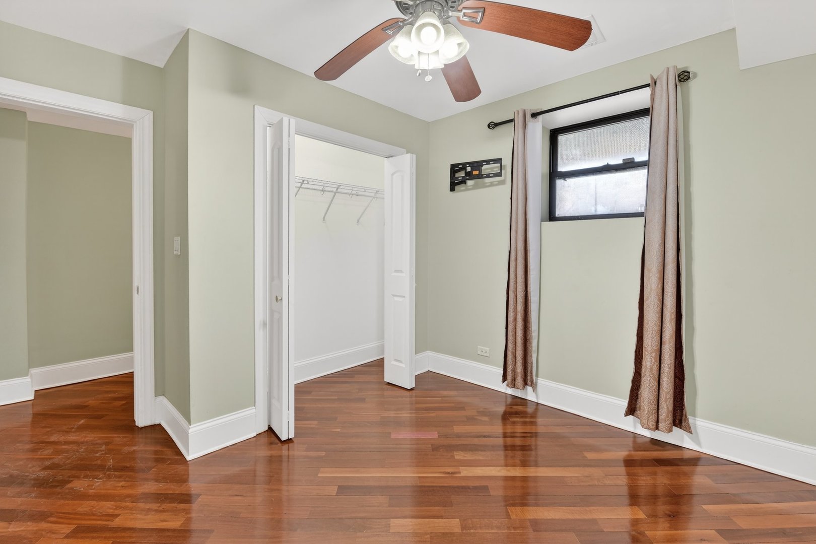 5207 South Indiana Avenue Chicago IL 60615