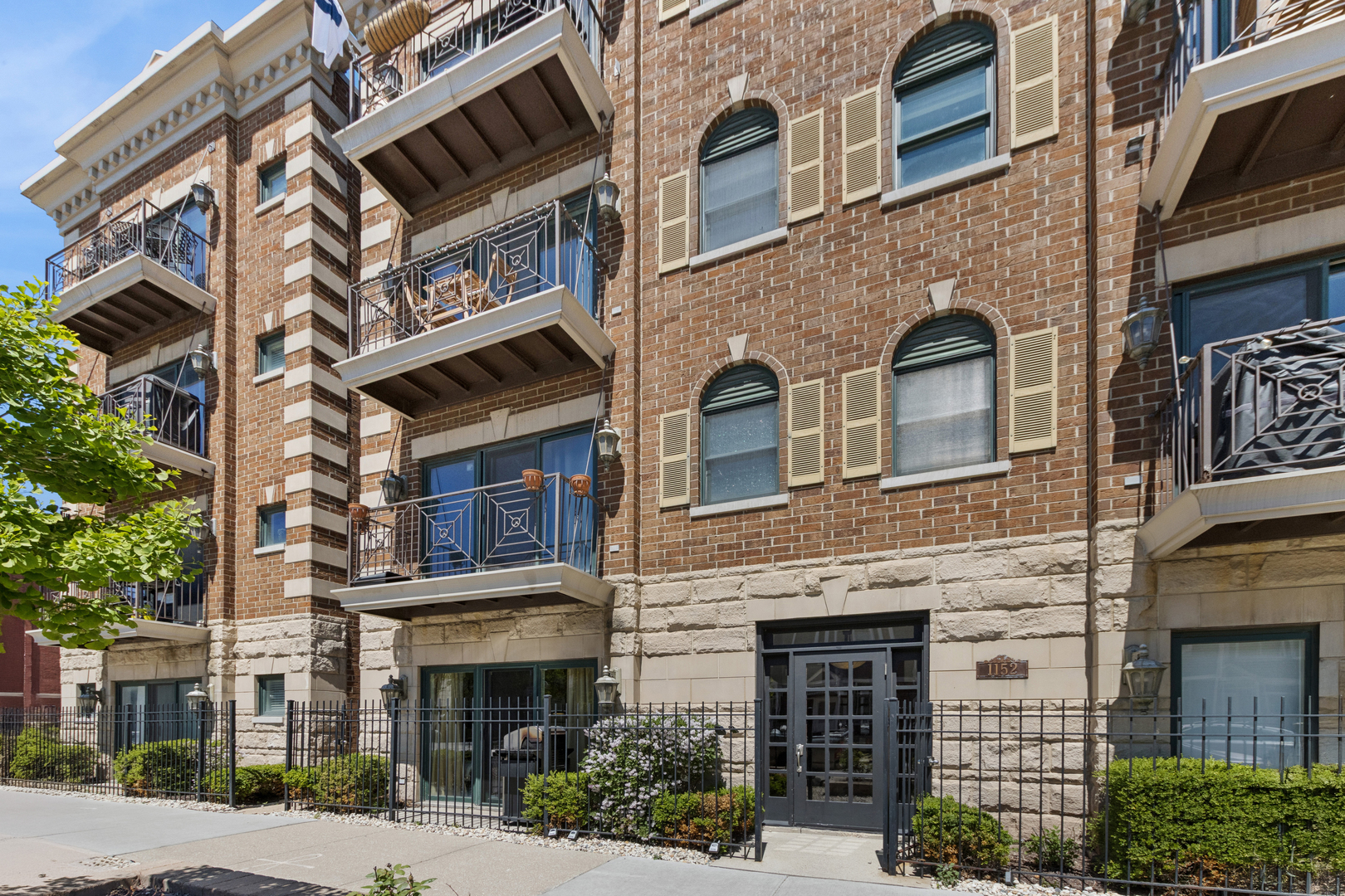 1152 West Roscoe Street Chicago IL 60657