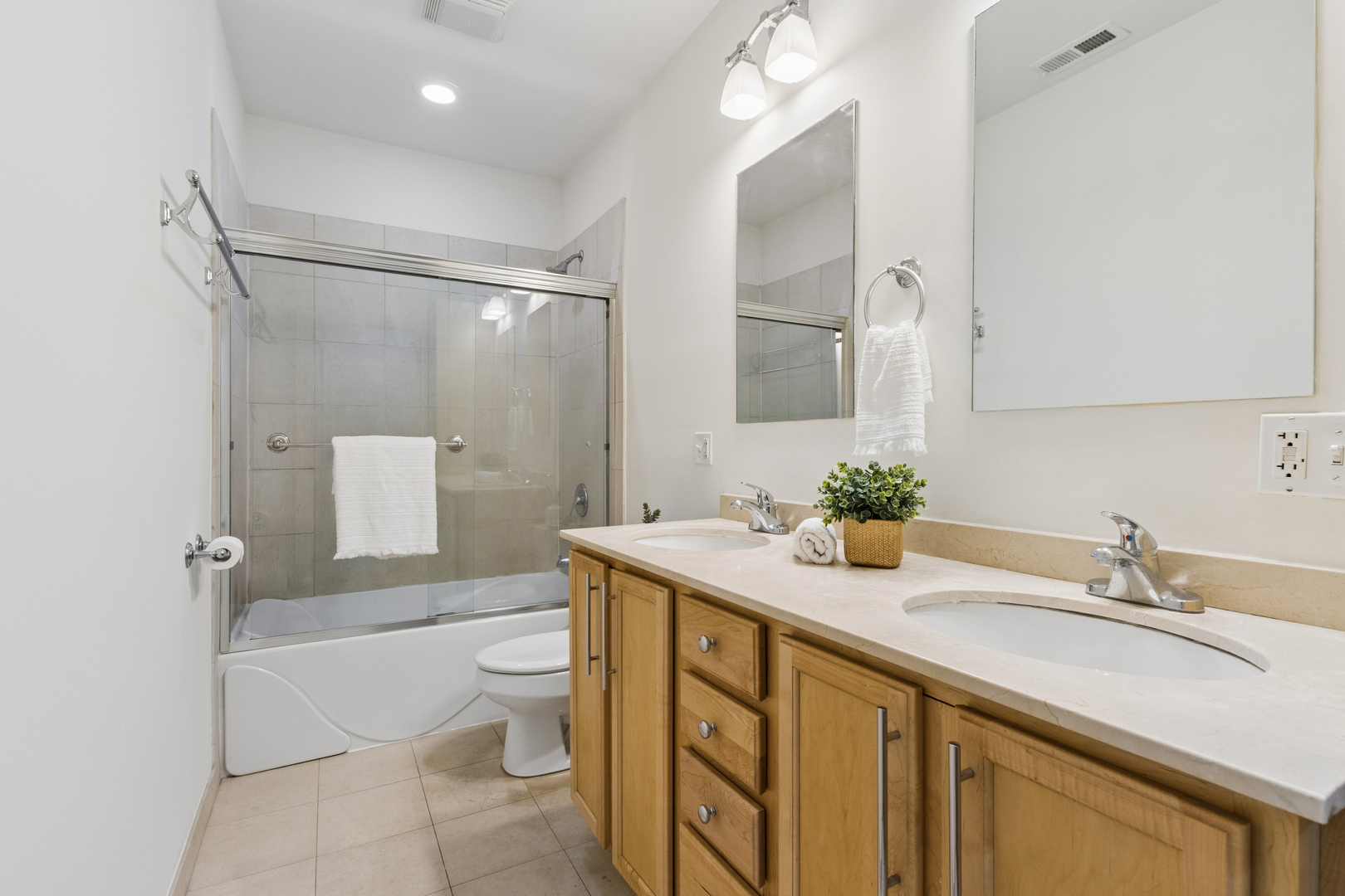 1152 West Roscoe Street Chicago IL 60657