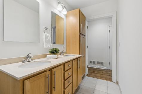 1152 West Roscoe Street Chicago IL 60657