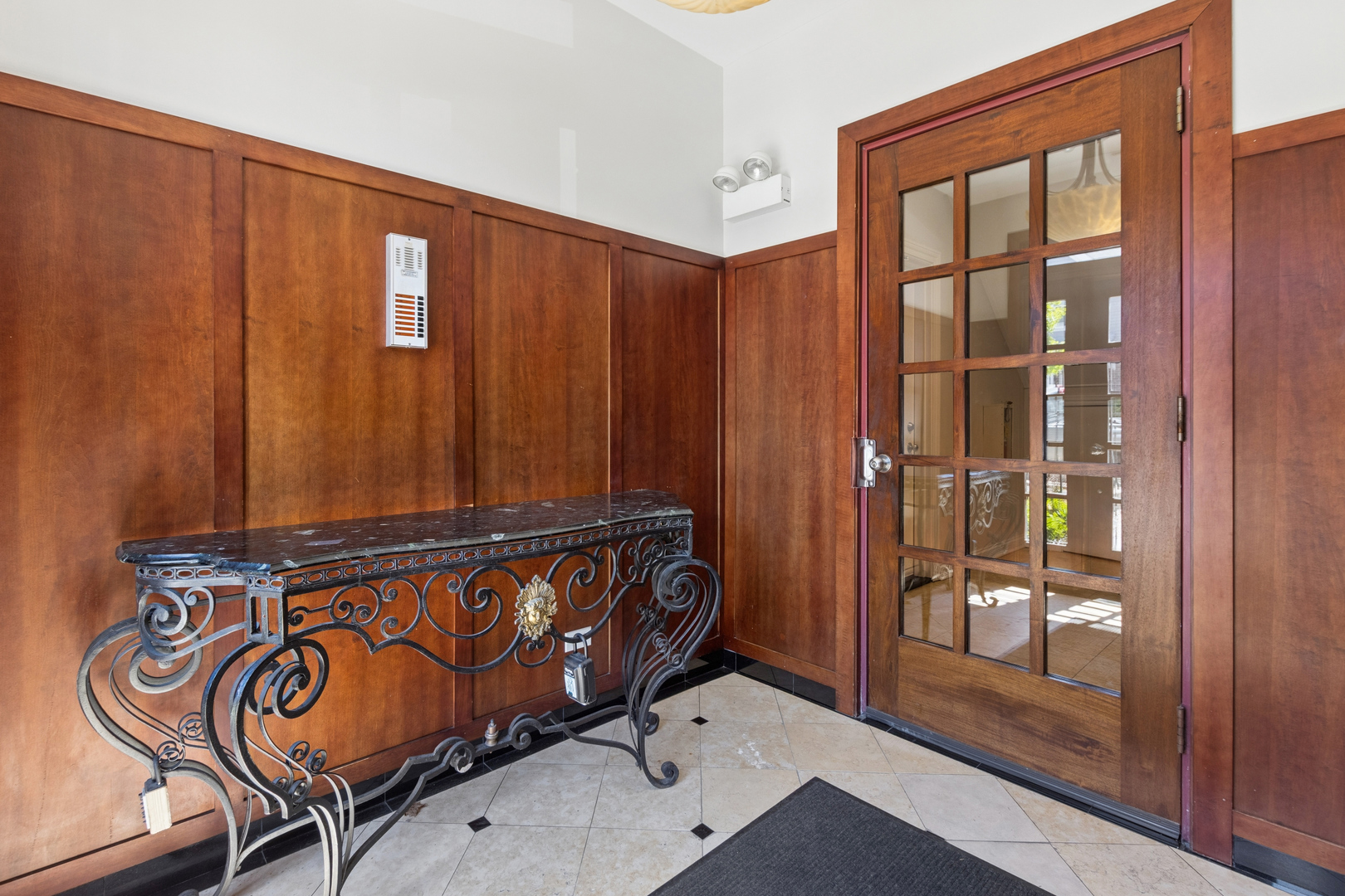 1152 West Roscoe Street Chicago IL 60657