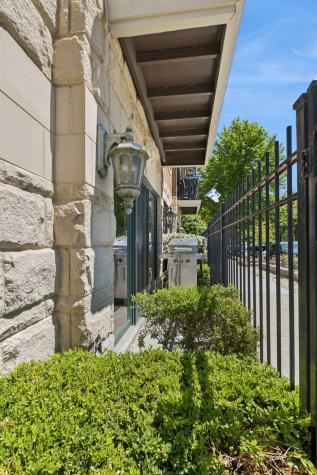 1152 West Roscoe Street Chicago IL 60657