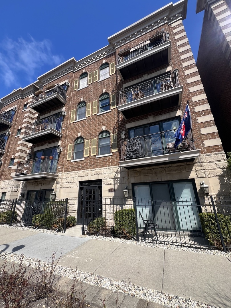 1152 West Roscoe Street Chicago IL 60657