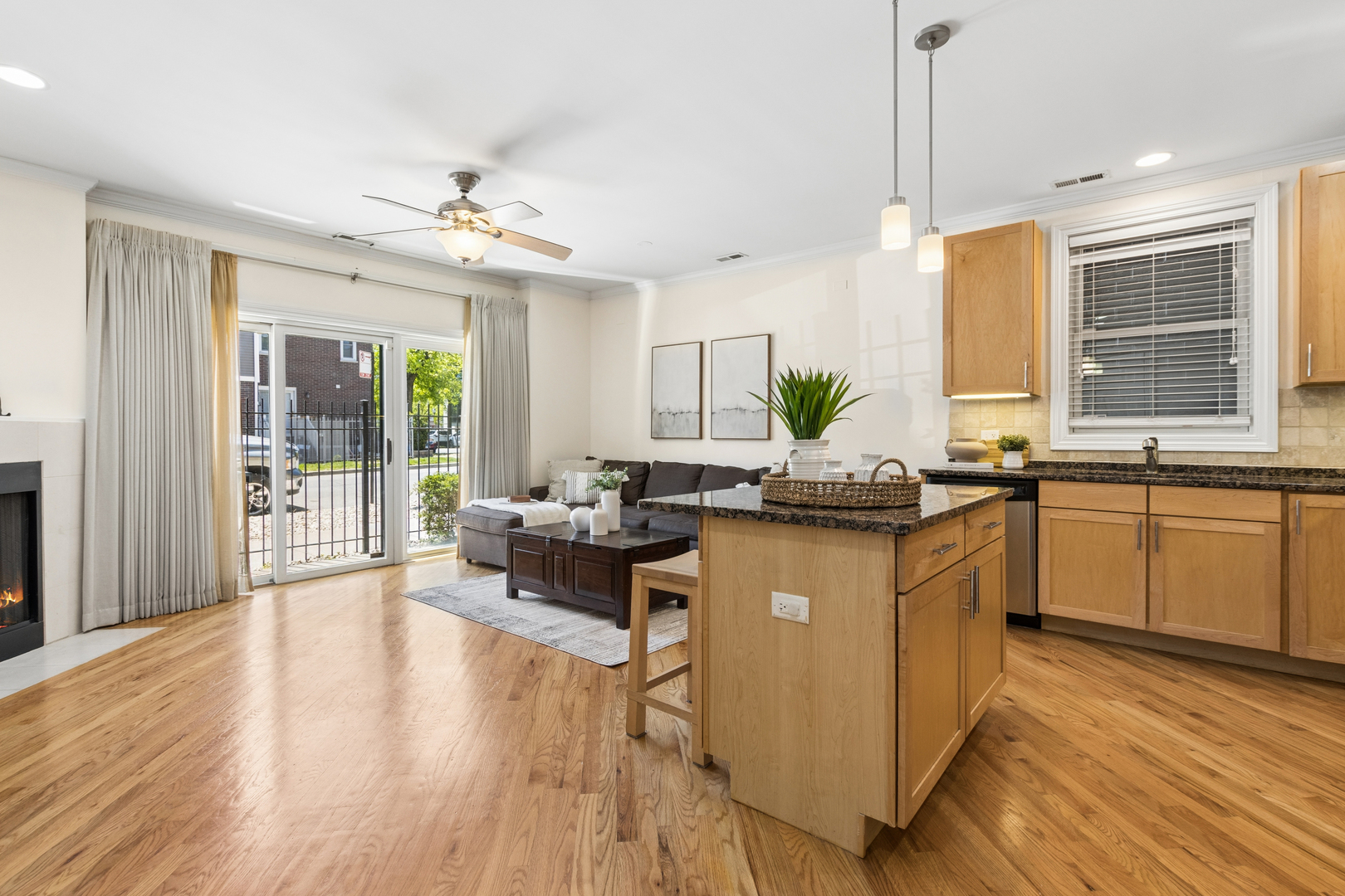 1152 West Roscoe Street Chicago IL 60657