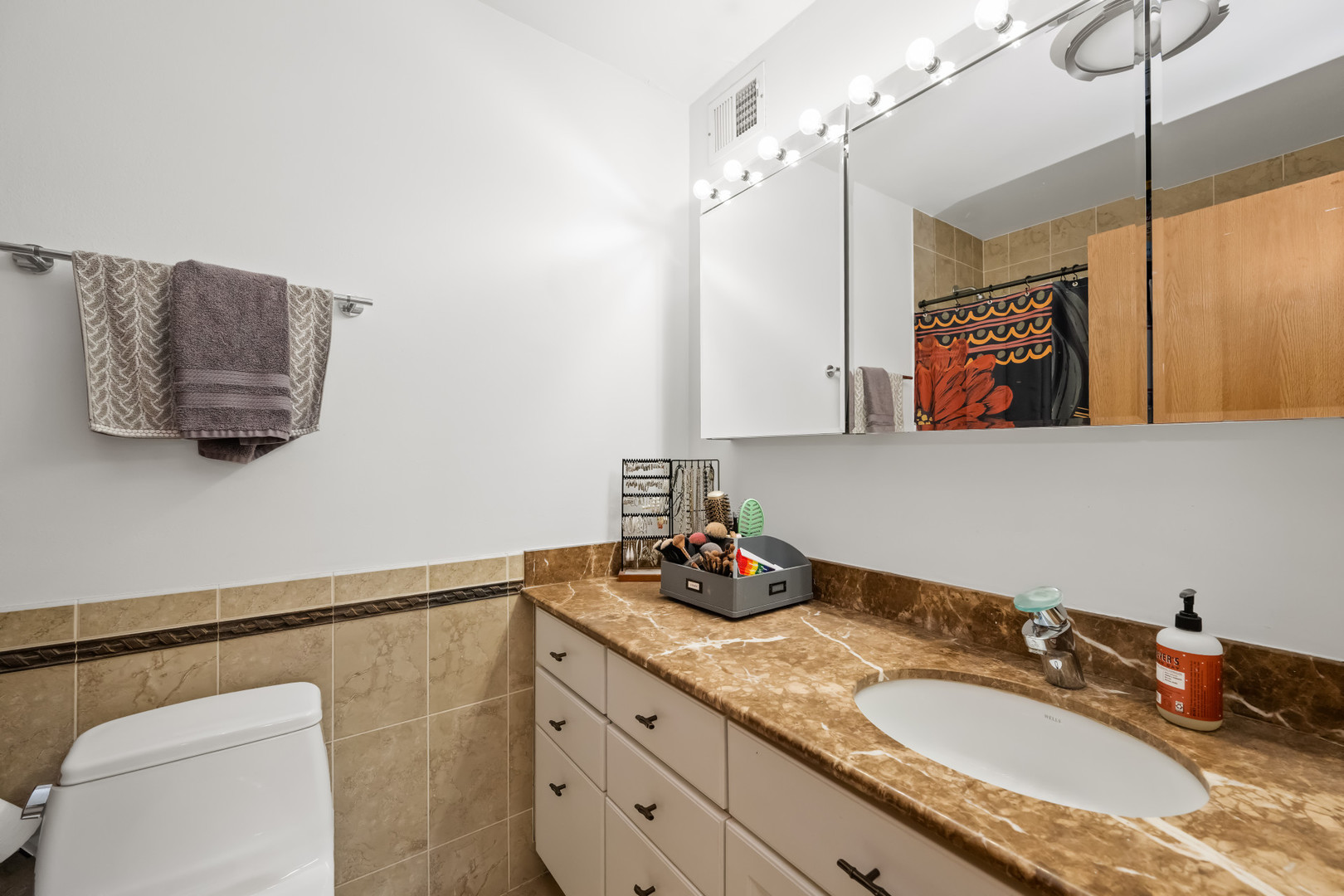 3930 North Pine Grove Avenue Chicago IL 60613