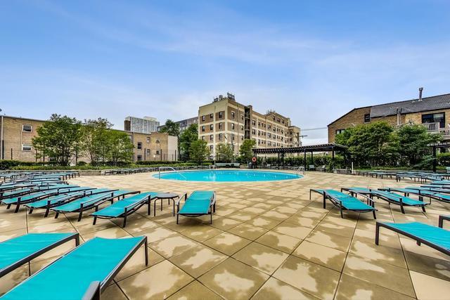 3930 North Pine Grove Avenue Chicago IL 60613