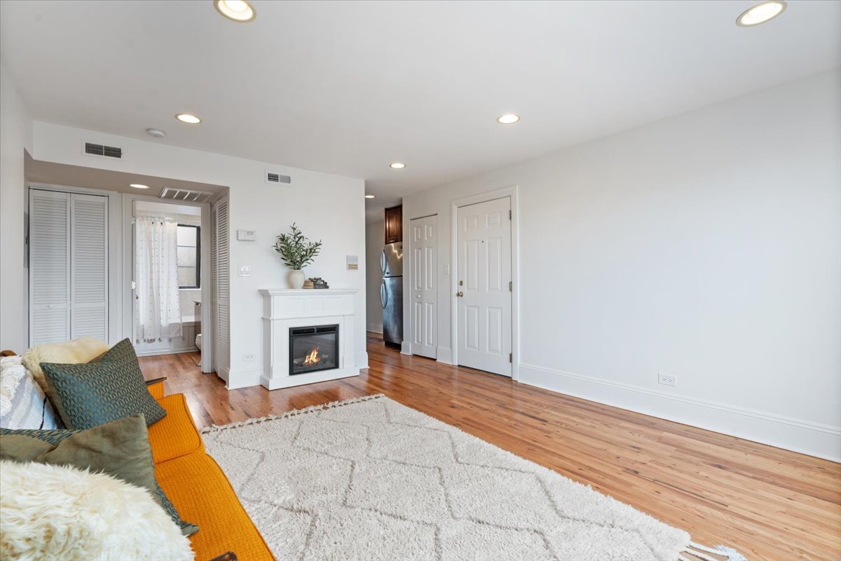 1353 West Fargo Avenue Chicago IL 60626