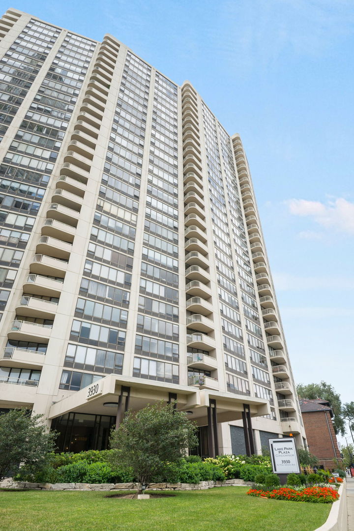 Chicago IL, 3930 North Pine Grove Avenue, Unit 1606