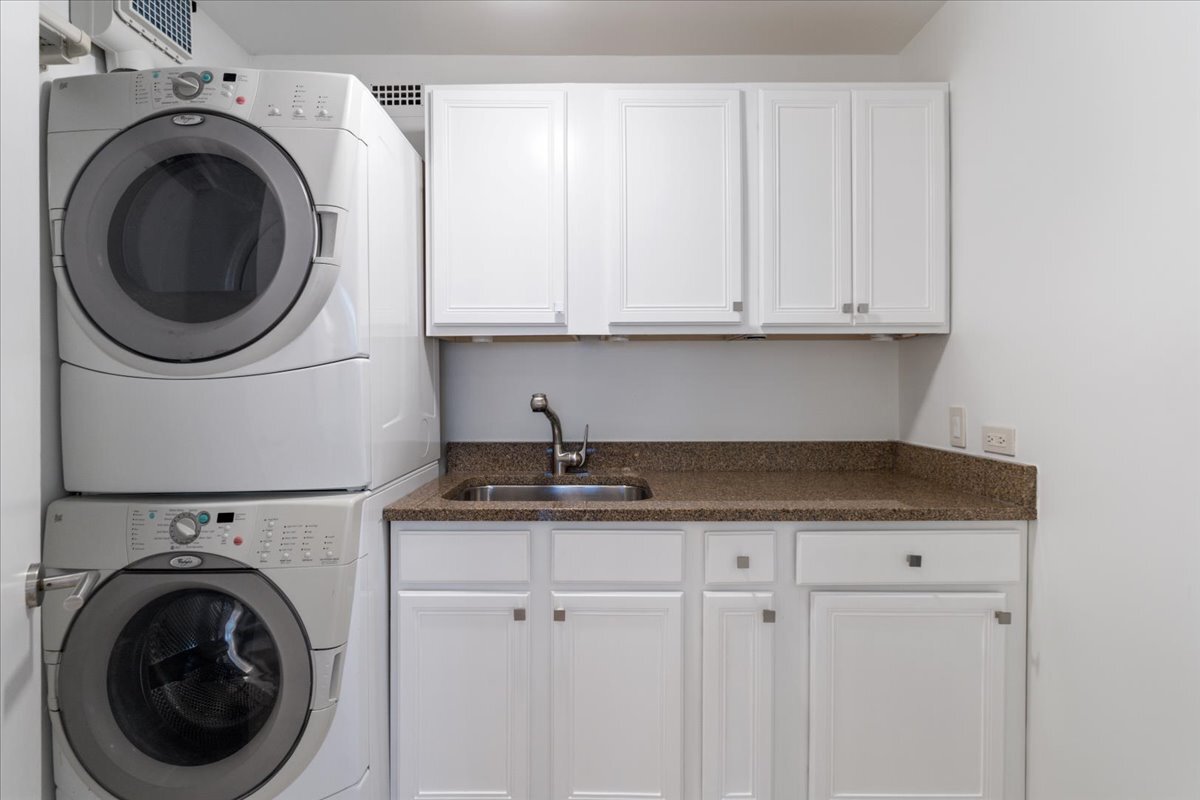 1560 North Sandburg Terrace Chicago IL 60610
