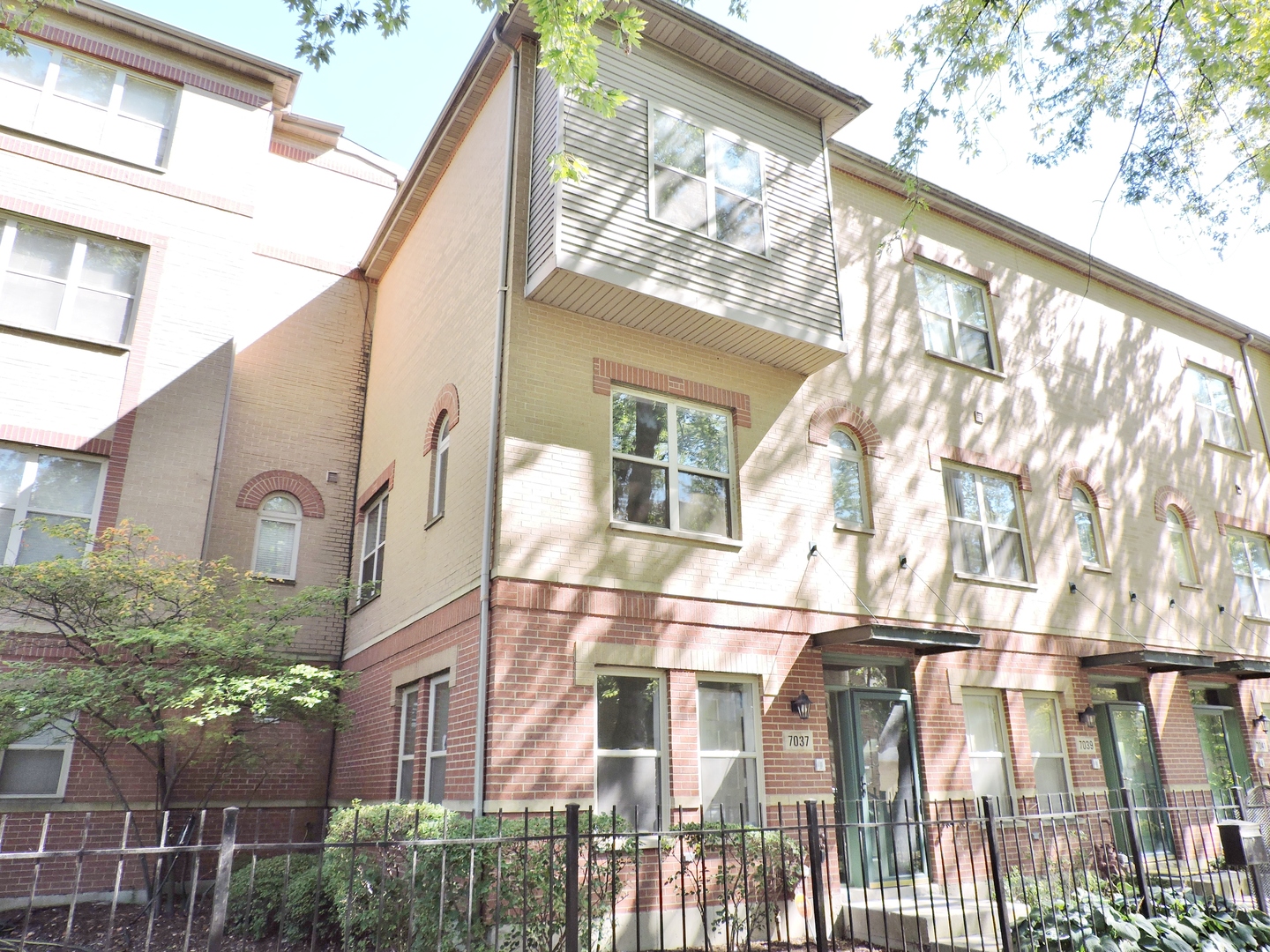 7037 South Oglesby Avenue Chicago IL 60649