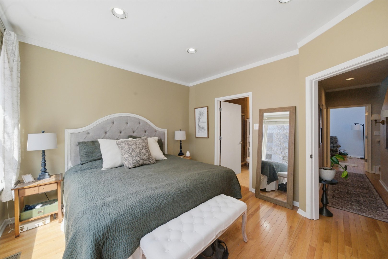 945 North Kingsbury Street Chicago IL 60610
