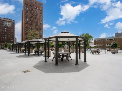 525 West Hawthorne Place Chicago IL 60657