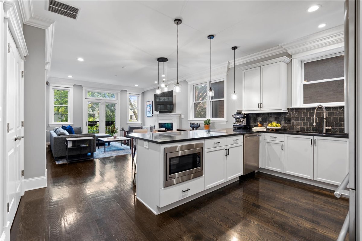 823 West Wolfram Street Chicago IL 60657