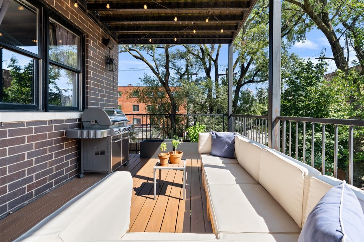 823 West Wolfram Street Chicago IL 60657