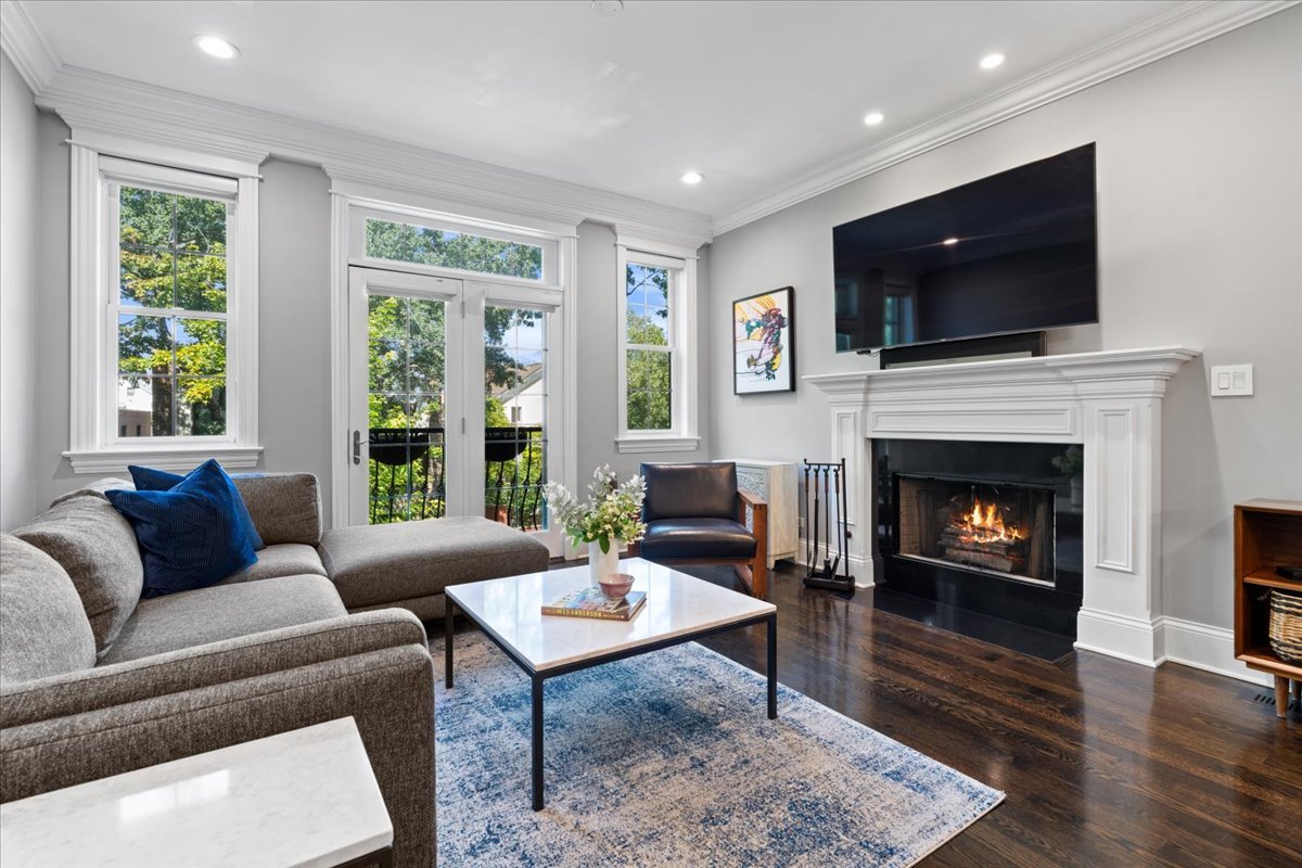 823 West Wolfram Street Chicago IL 60657