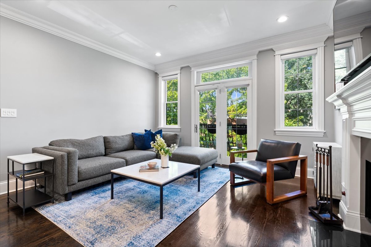 823 West Wolfram Street Chicago IL 60657