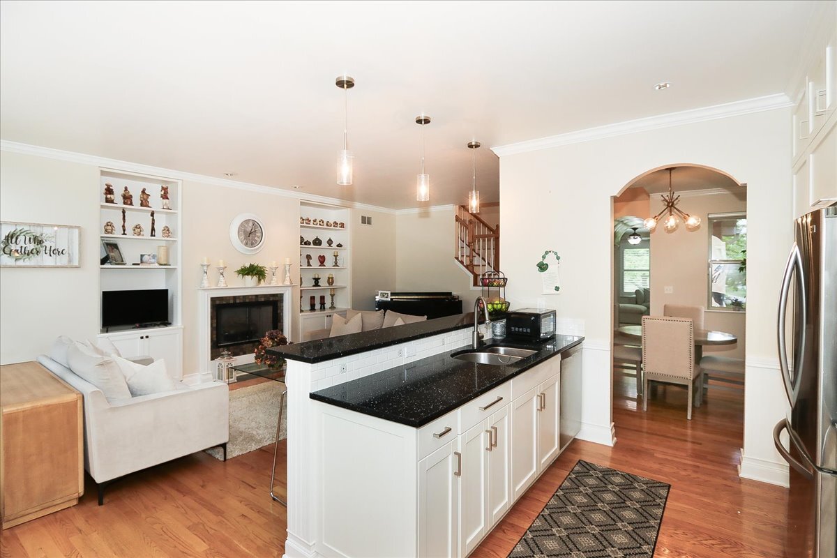 768 West Street Johns Place Addison IL 60101