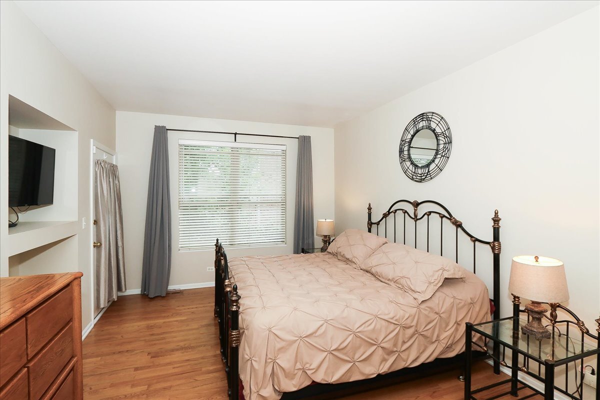 768 West Street Johns Place Addison IL 60101