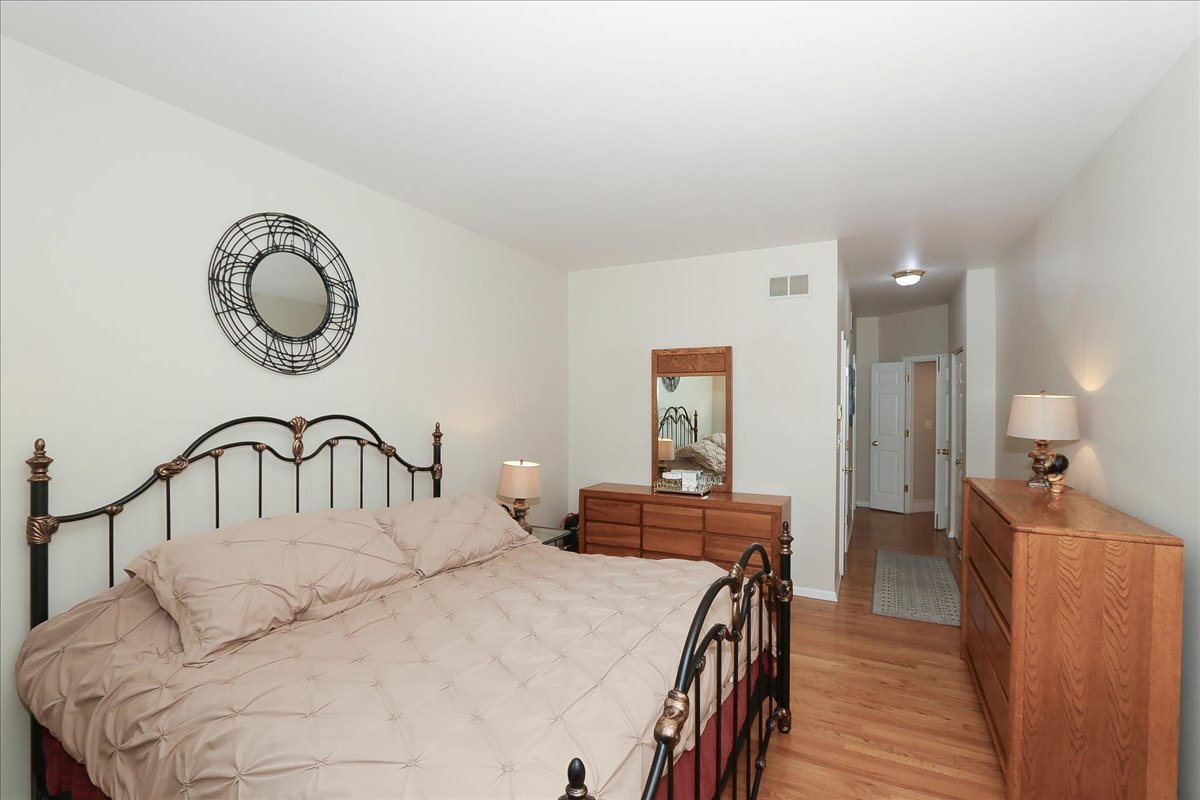 768 West Street Johns Place Addison IL 60101
