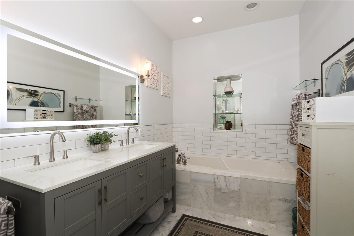 768 West Street Johns Place Addison IL 60101