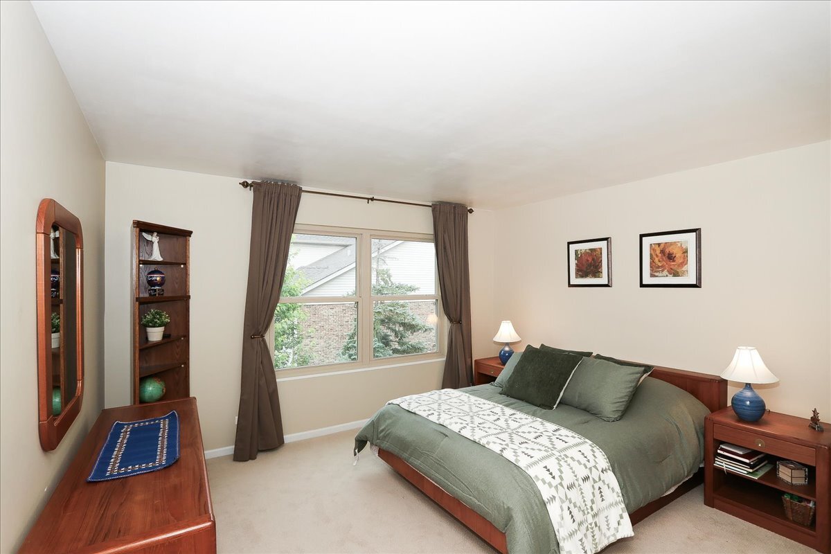 768 West Street Johns Place Addison IL 60101
