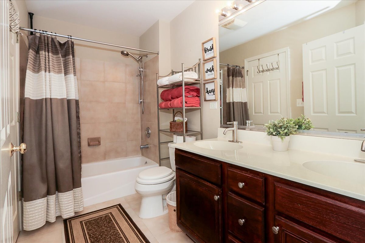 768 West Street Johns Place Addison IL 60101