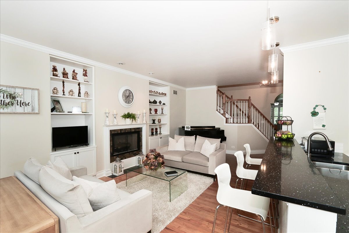 768 West Street Johns Place Addison IL 60101