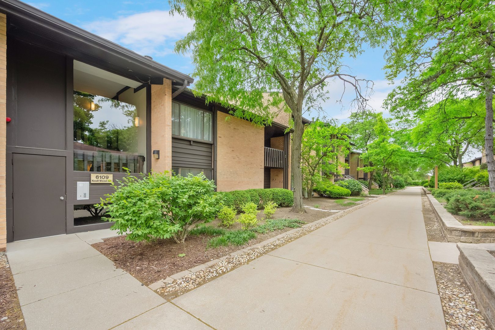 6109 Knoll Wood Road Willowbrook IL 60527