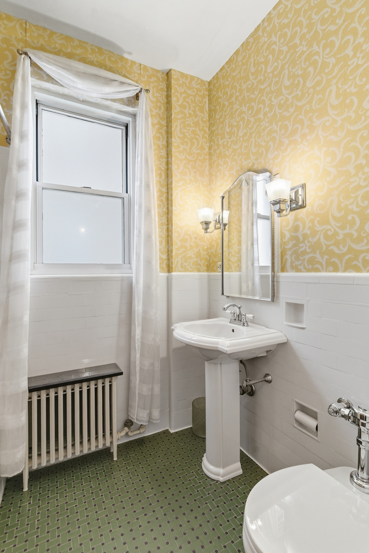 2912 North Commonwealth Avenue Chicago IL 60657