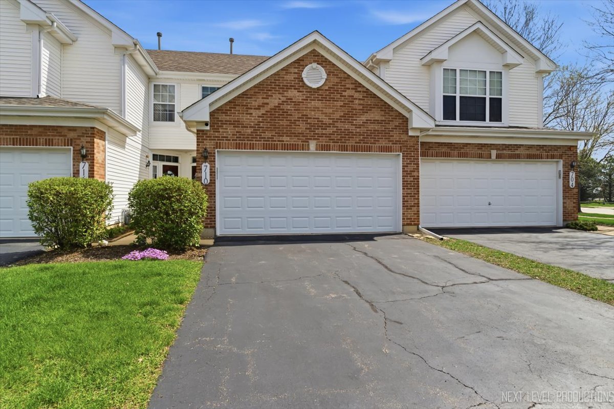 710 Riding Lane St. Charles IL 60174