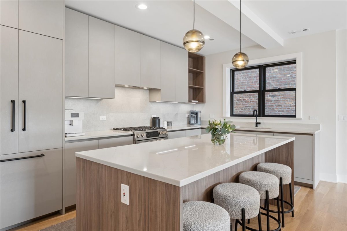 4537 North Clark Street Chicago IL 60640