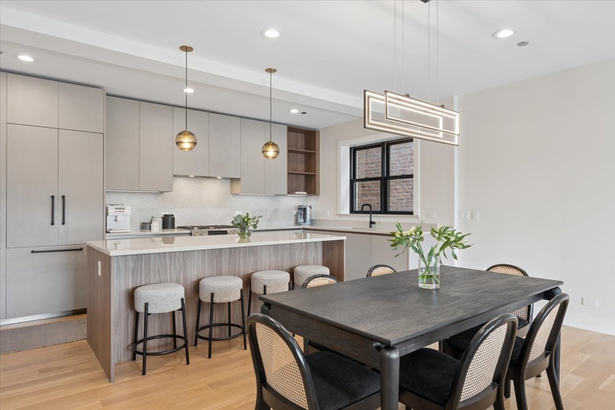 4537 North Clark Street Chicago IL 60640