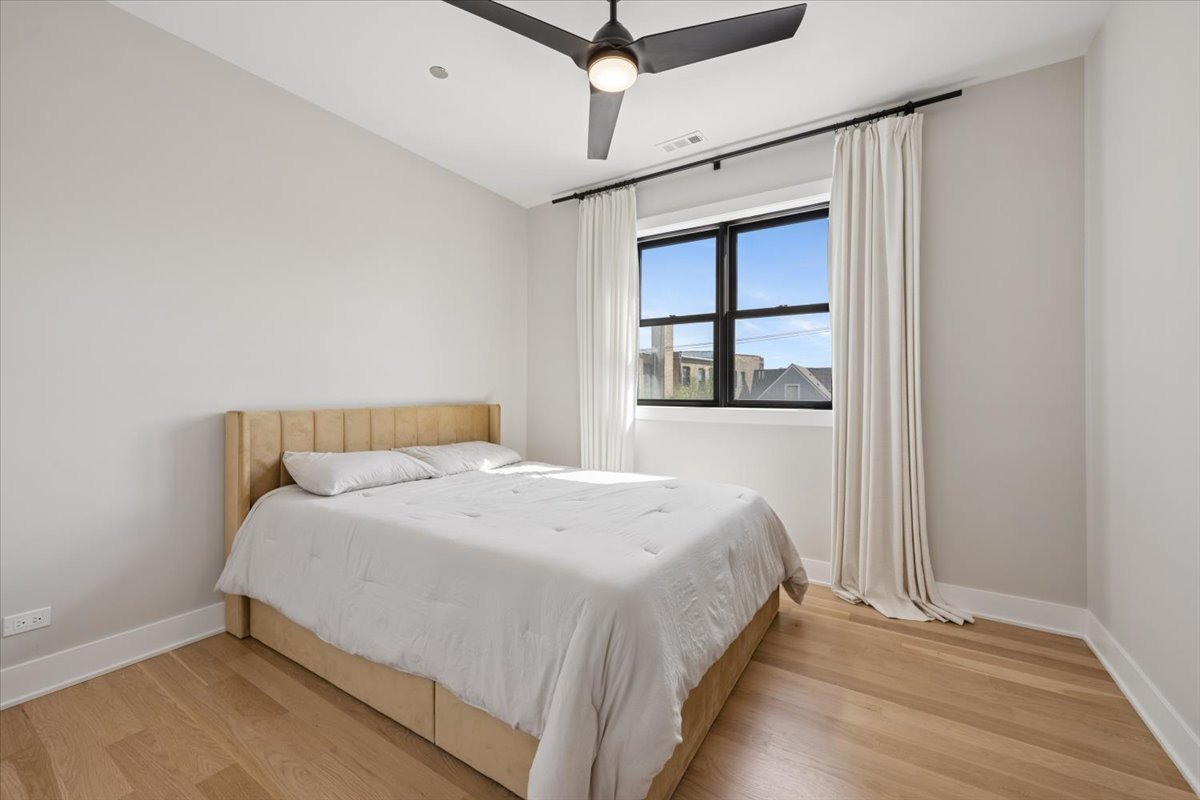 4537 North Clark Street Chicago IL 60640