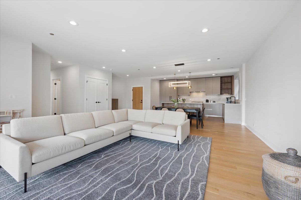 4537 North Clark Street Chicago IL 60640