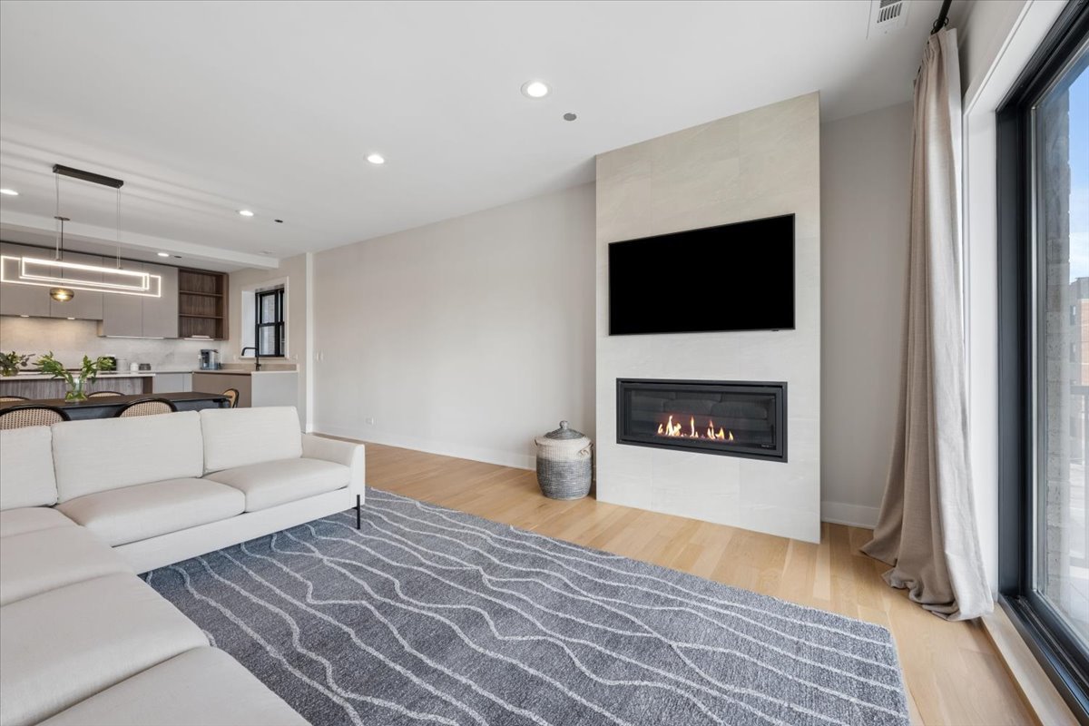 4537 North Clark Street Chicago IL 60640
