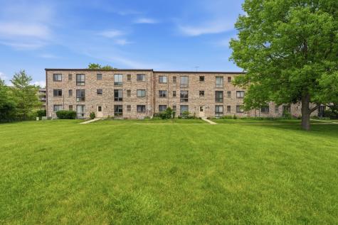 5513 Chateau Drive Rolling Meadows IL 60008