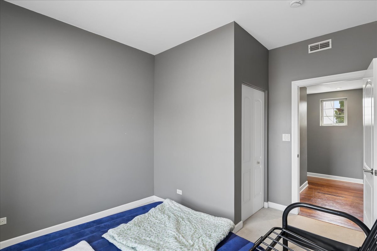 3629 South Giles Avenue Chicago IL 60653