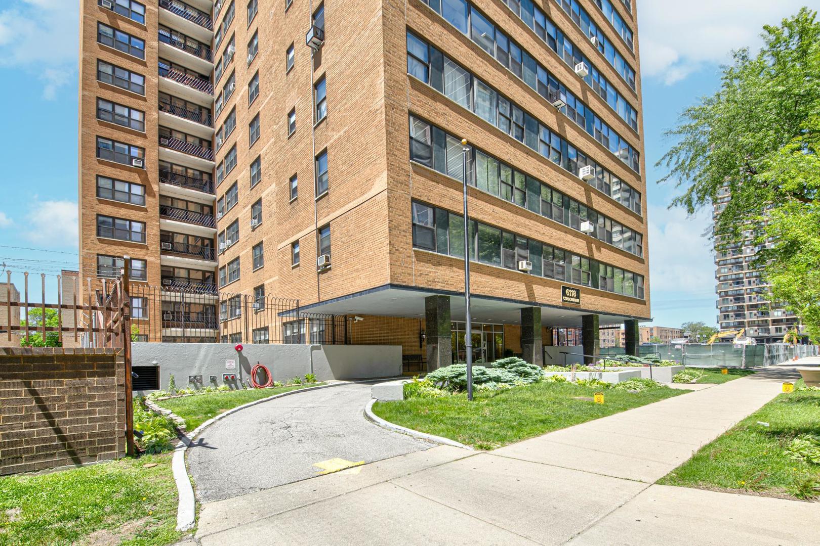 6118 North Sheridan Road Chicago IL 60660