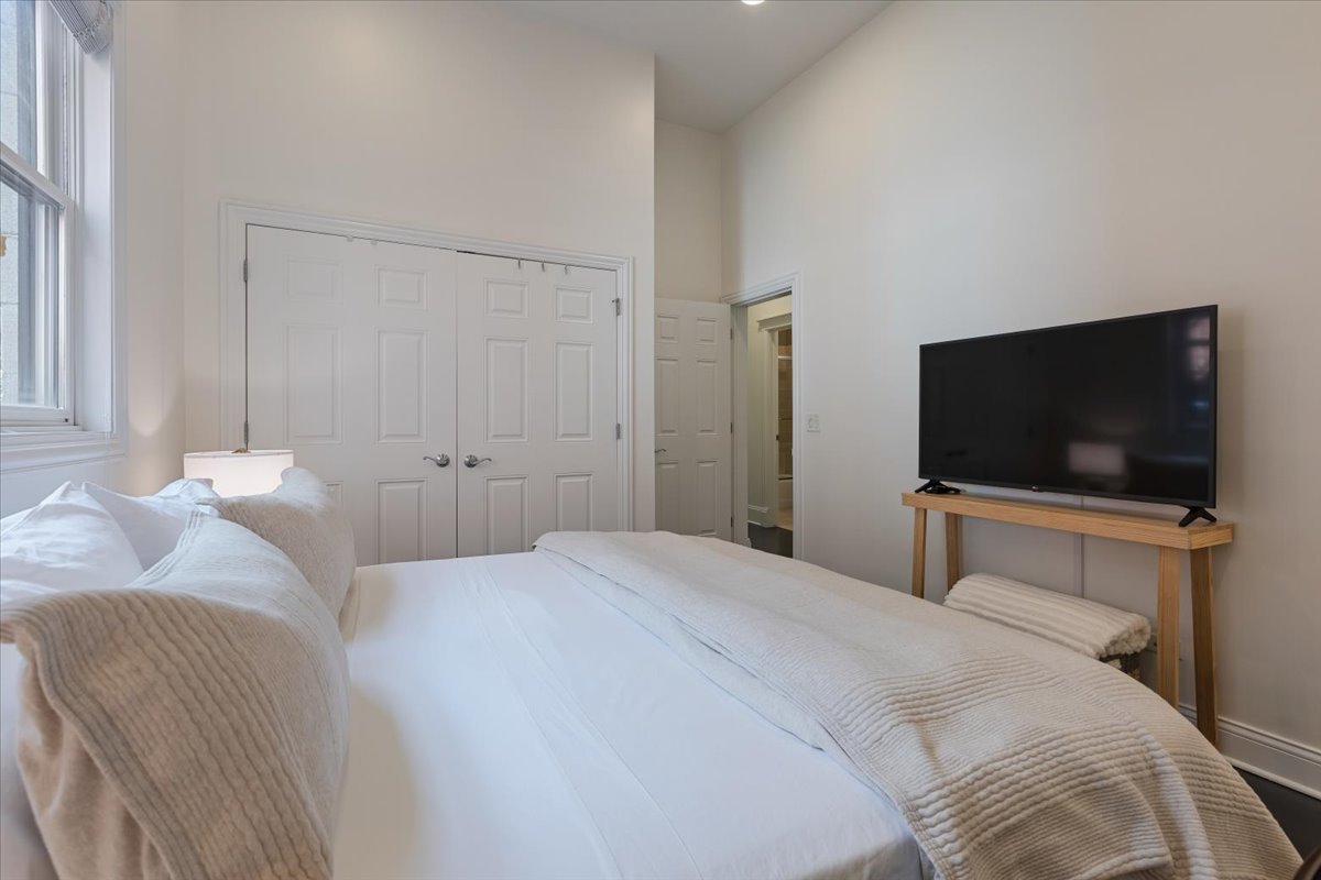 839 West Bradley Place Chicago IL 60613