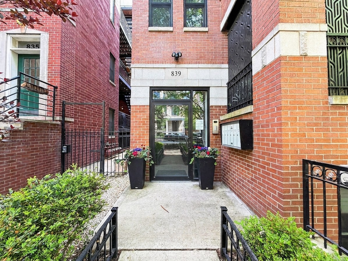 839 West Bradley Place Chicago IL 60613