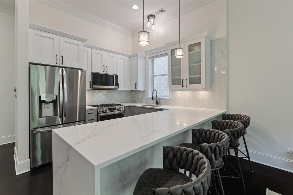 839 West Bradley Place Chicago IL 60613