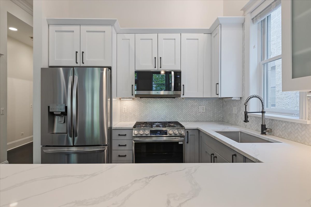 839 West Bradley Place Chicago IL 60613