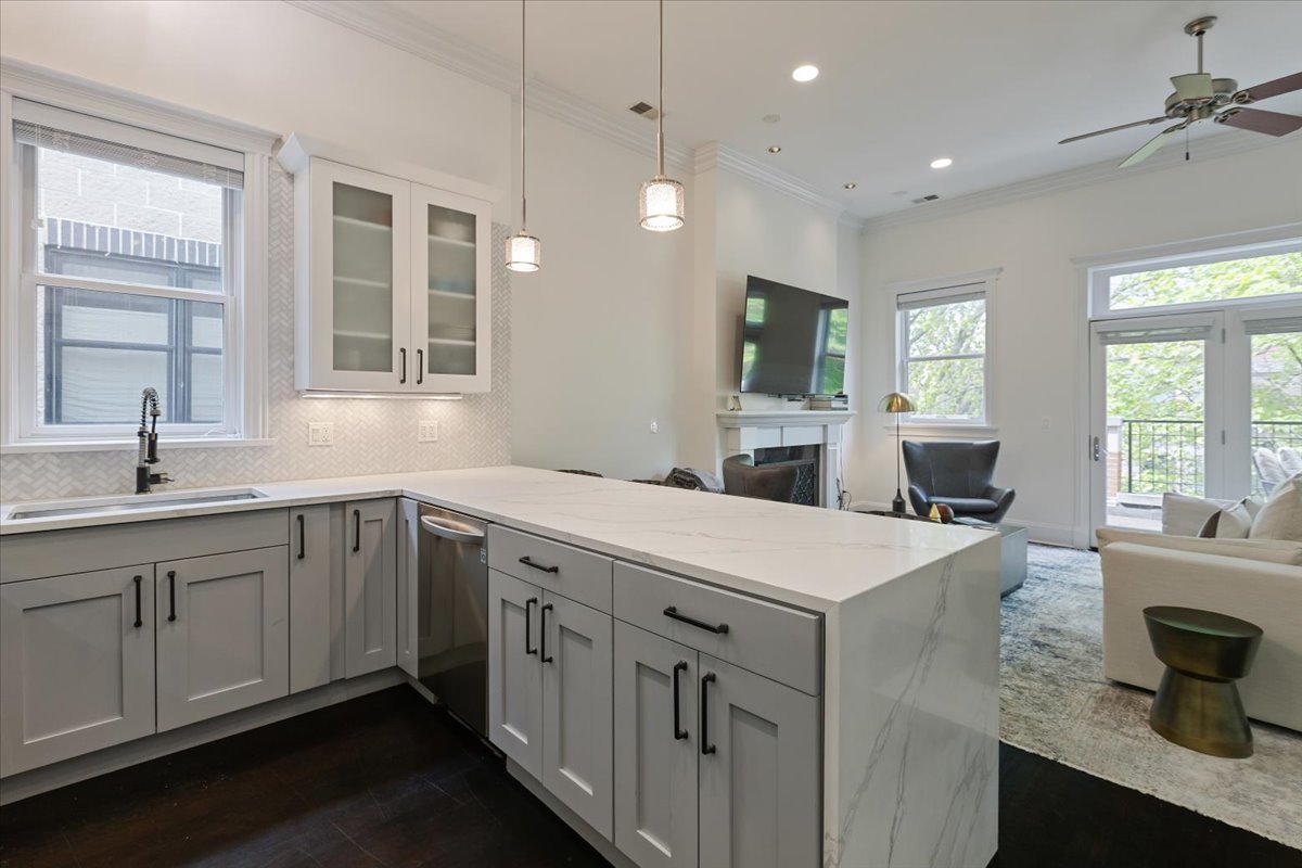 839 West Bradley Place Chicago IL 60613