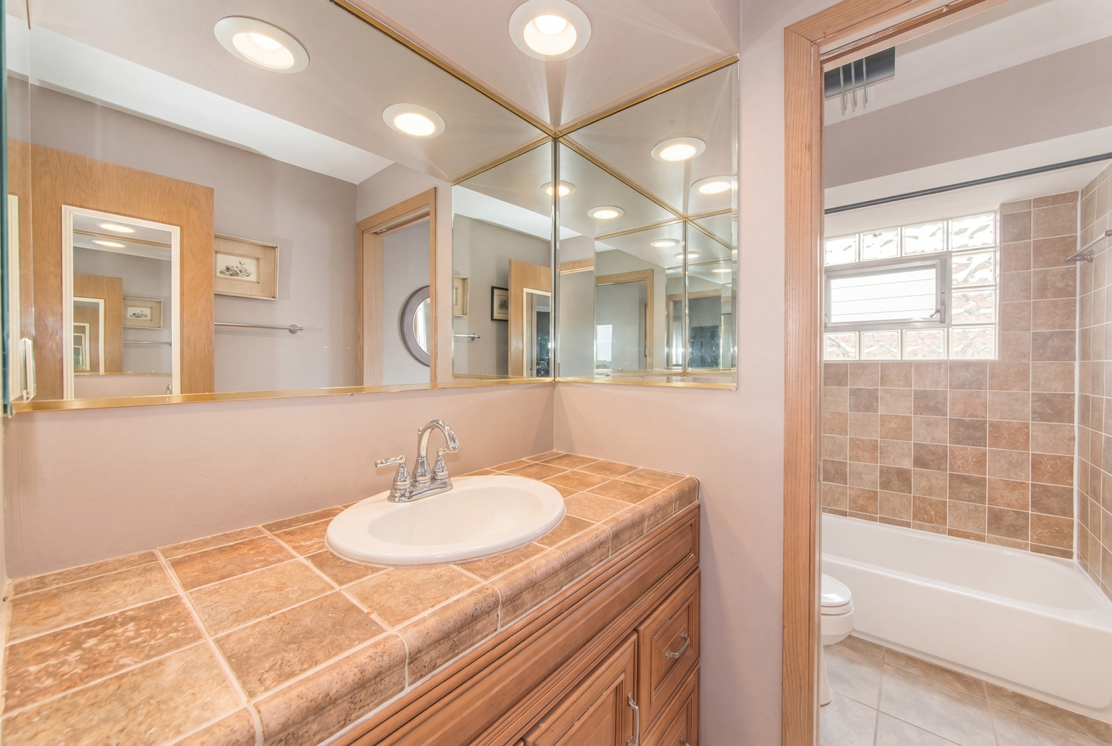 6811 North Olmsted Avenue Chicago IL 60631