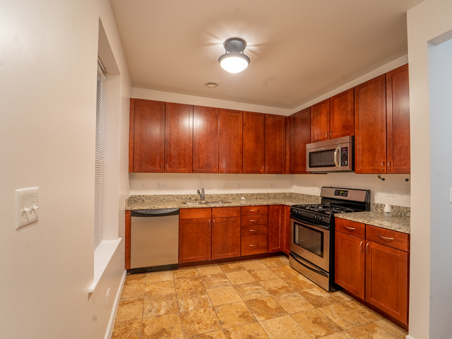 6752 South Clyde Avenue Chicago IL 60649
