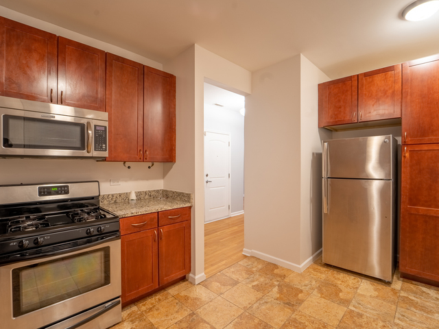 6752 South Clyde Avenue Chicago IL 60649